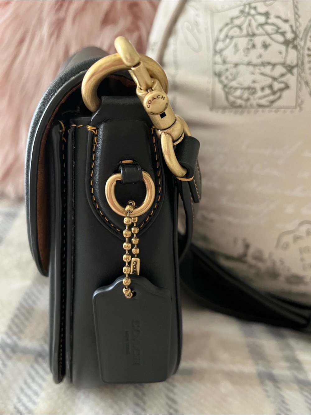 Gorgeous Coach Bag πΌ - Picture 4 of 15